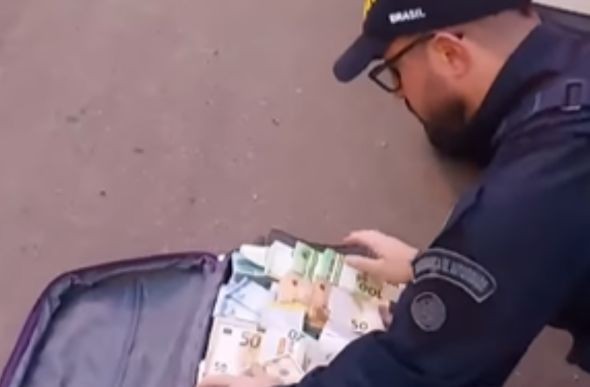 O dinheiro foi apreendido pela Polícia Rodoviária Federal
