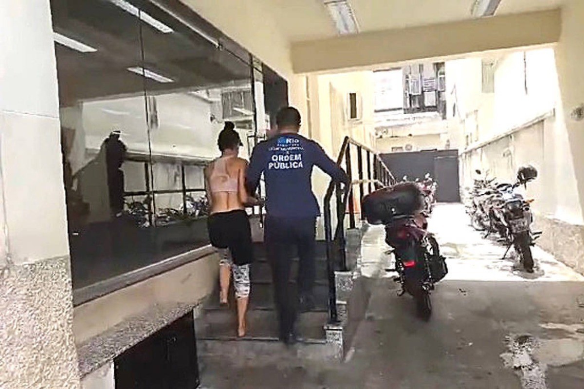 Mulher é presa após ato racista
