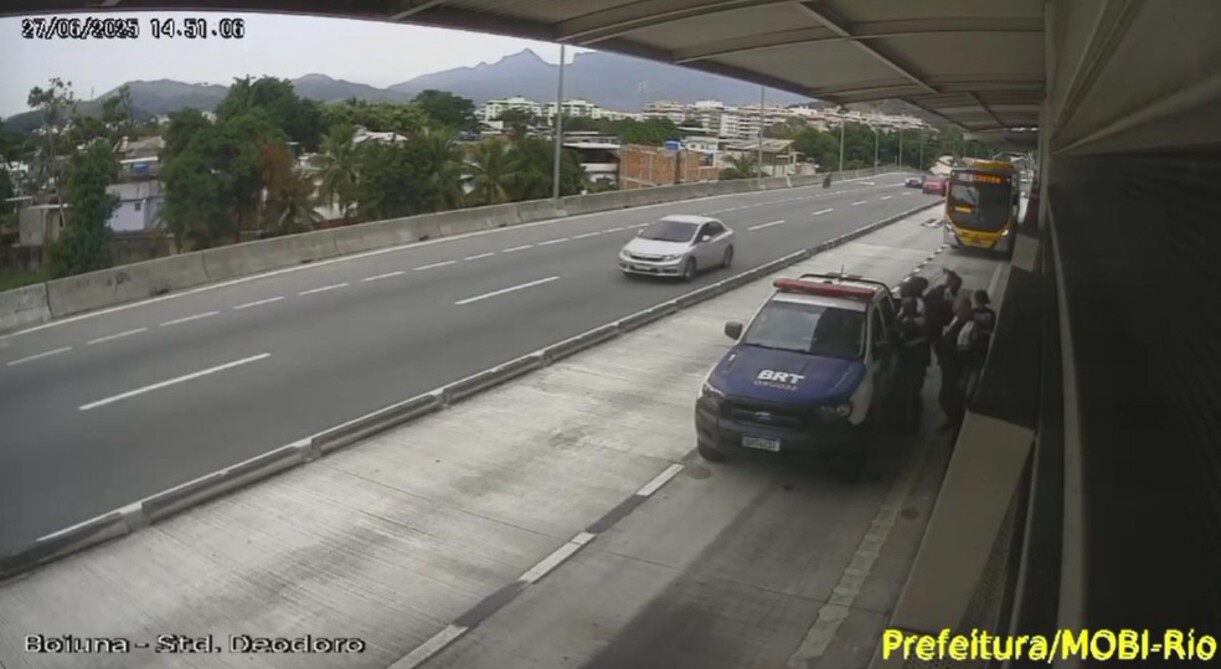 Mulher é presa após chamar agente da prefeitura que impediu calote em BRT de 'preto nojento' 
