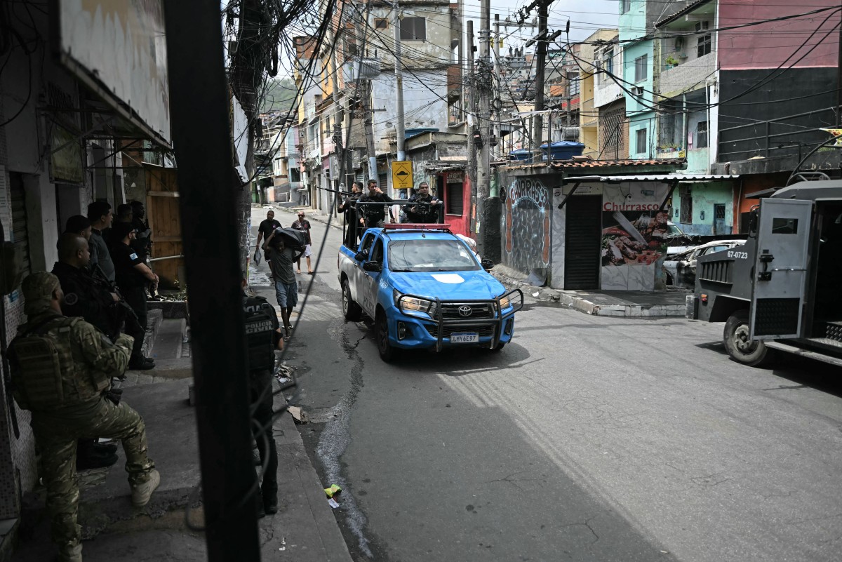 Policiais militares e civis morreram durante a operação nos Complexos da Penha e do Alemão (Foto: Mauro Pimentel/ AFP)