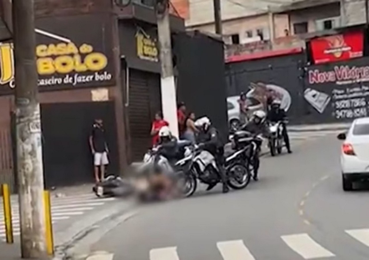 No vídeo, é possível ouvir populares gritando com indignação