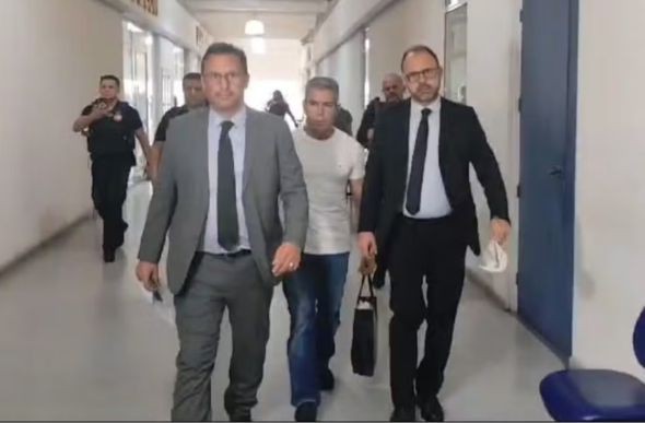 Bicheiro Rogério Andrade (no centro) é preso no Rio