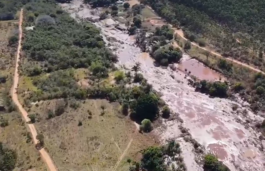 Vídeo: Barragem se rompe nas margens da BR-163 e deixa rastro de destruição  | O Tempo