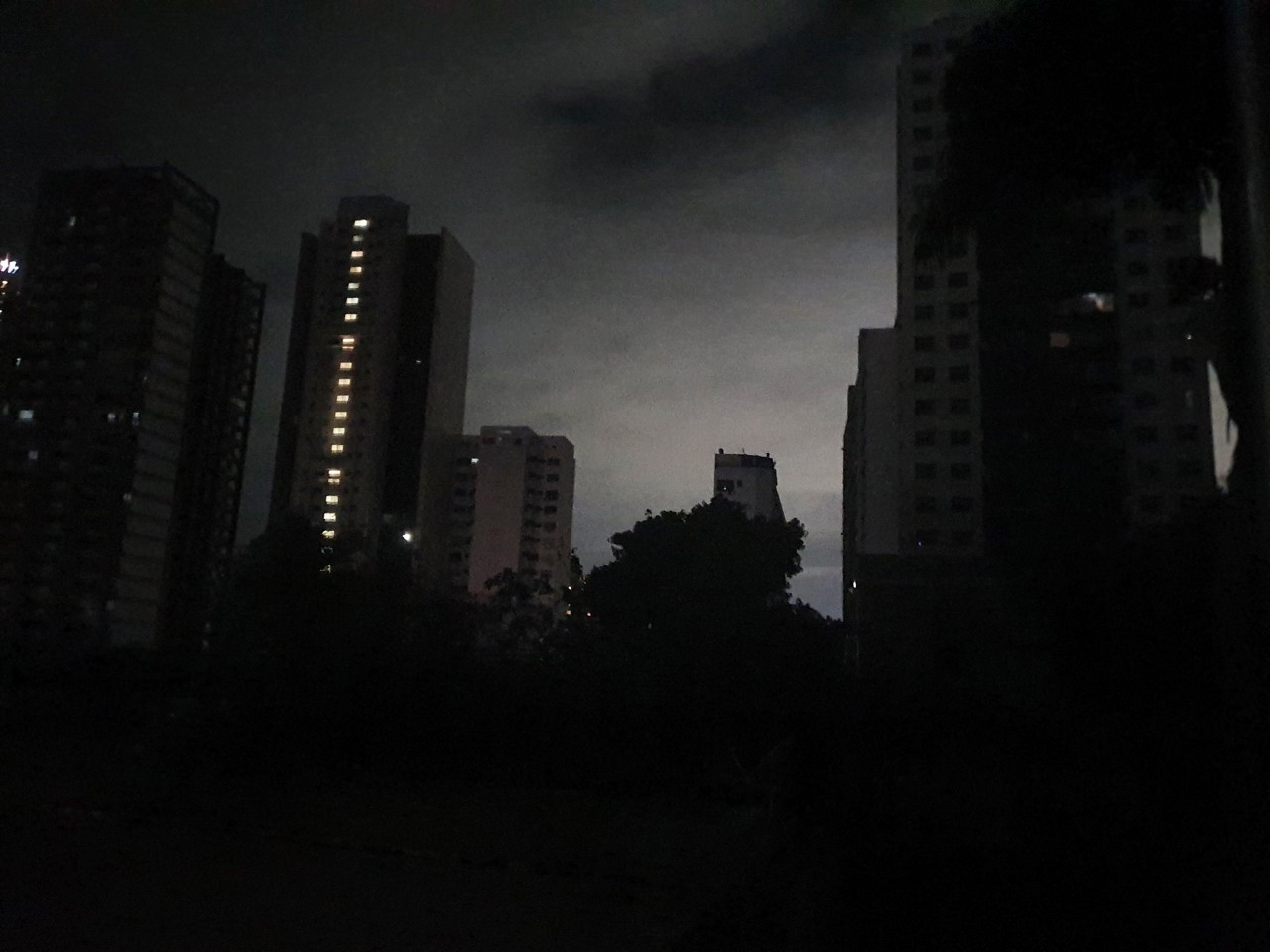 Foto feita por morador registra momento em que apenas luzes de emergência de prédios iluminavam bairro de Salvador