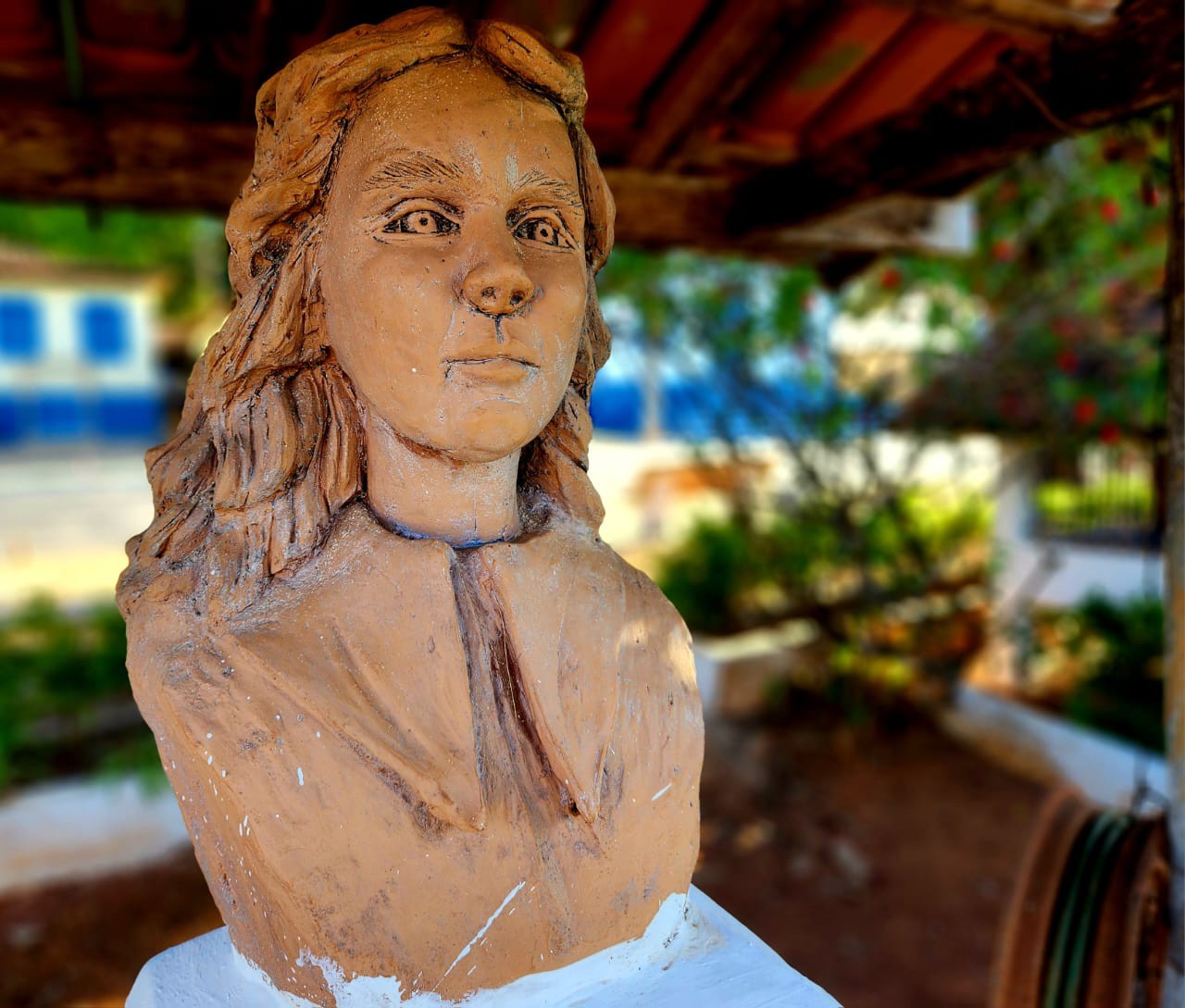 Busto da “santa” Dica na principal praça de Lagolândia, distrito de Pirenópolis (GO) que ela criou
