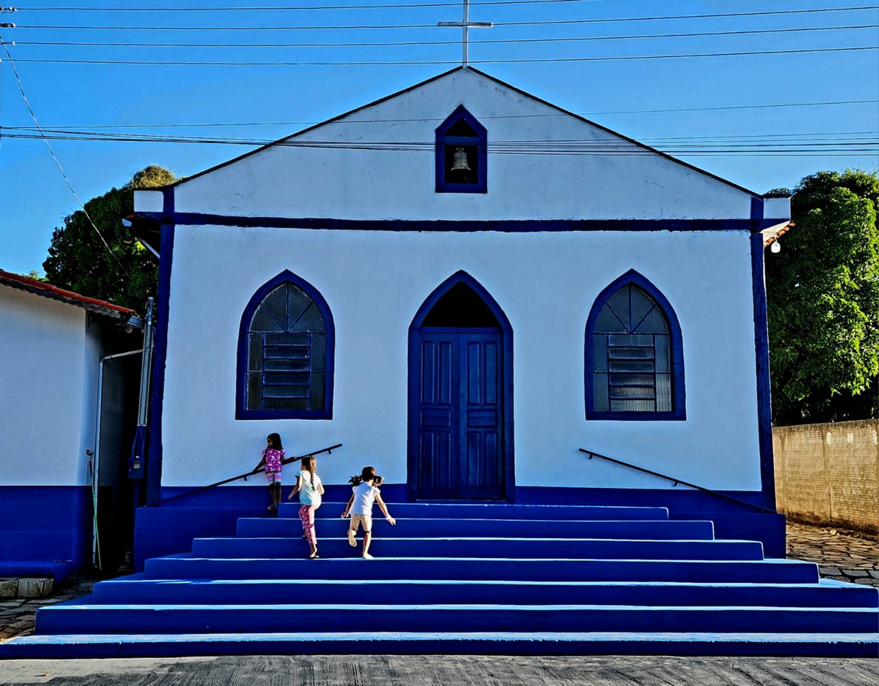 Crianças brincam na escadaria da principal igreja de Lagolândia, distrito de Pirenópolis (GO)