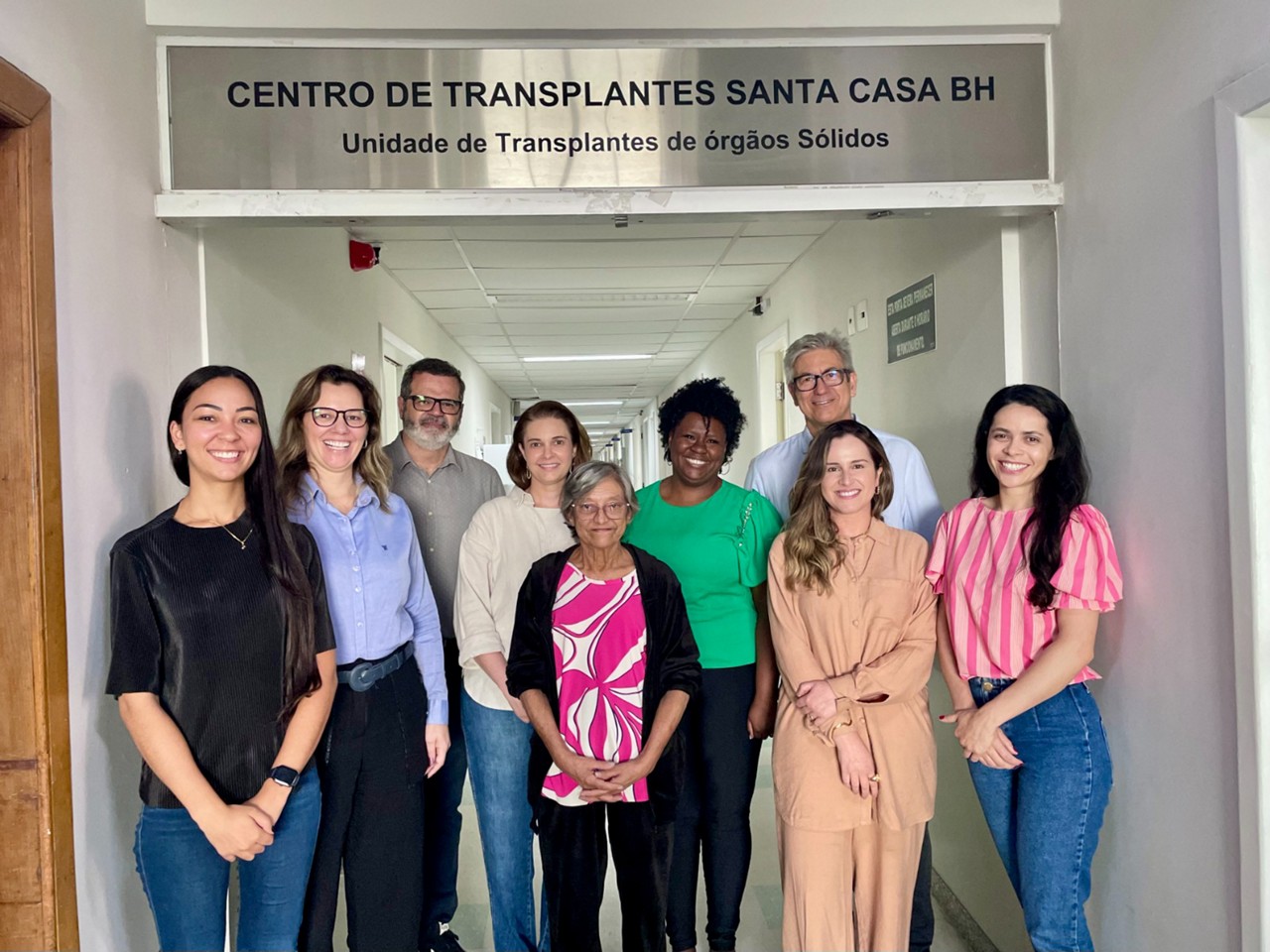 O transplante de número 250 foi realizado na paciente Pautilha Carvalhais, de 69 anos  (ao centro, de blusa rosa) 