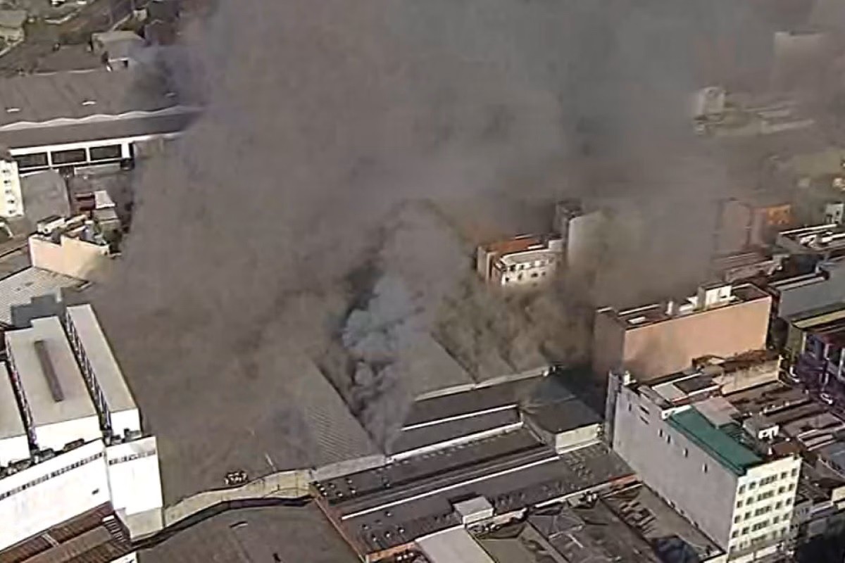 Imagem aérea de incêndio em shopping no Brás