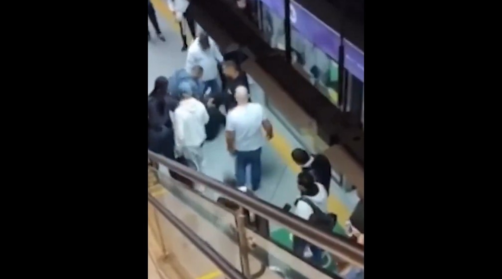 Vídeo mostra homem com faca detido no metrô