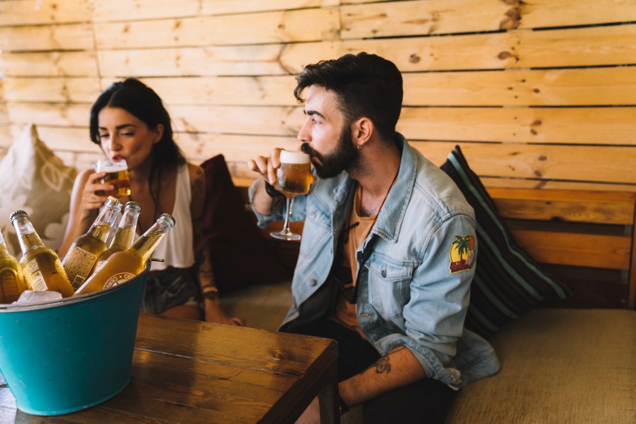 Estudo mostra que o comportamento de homens e mulheres no consumo de álcool é diferente