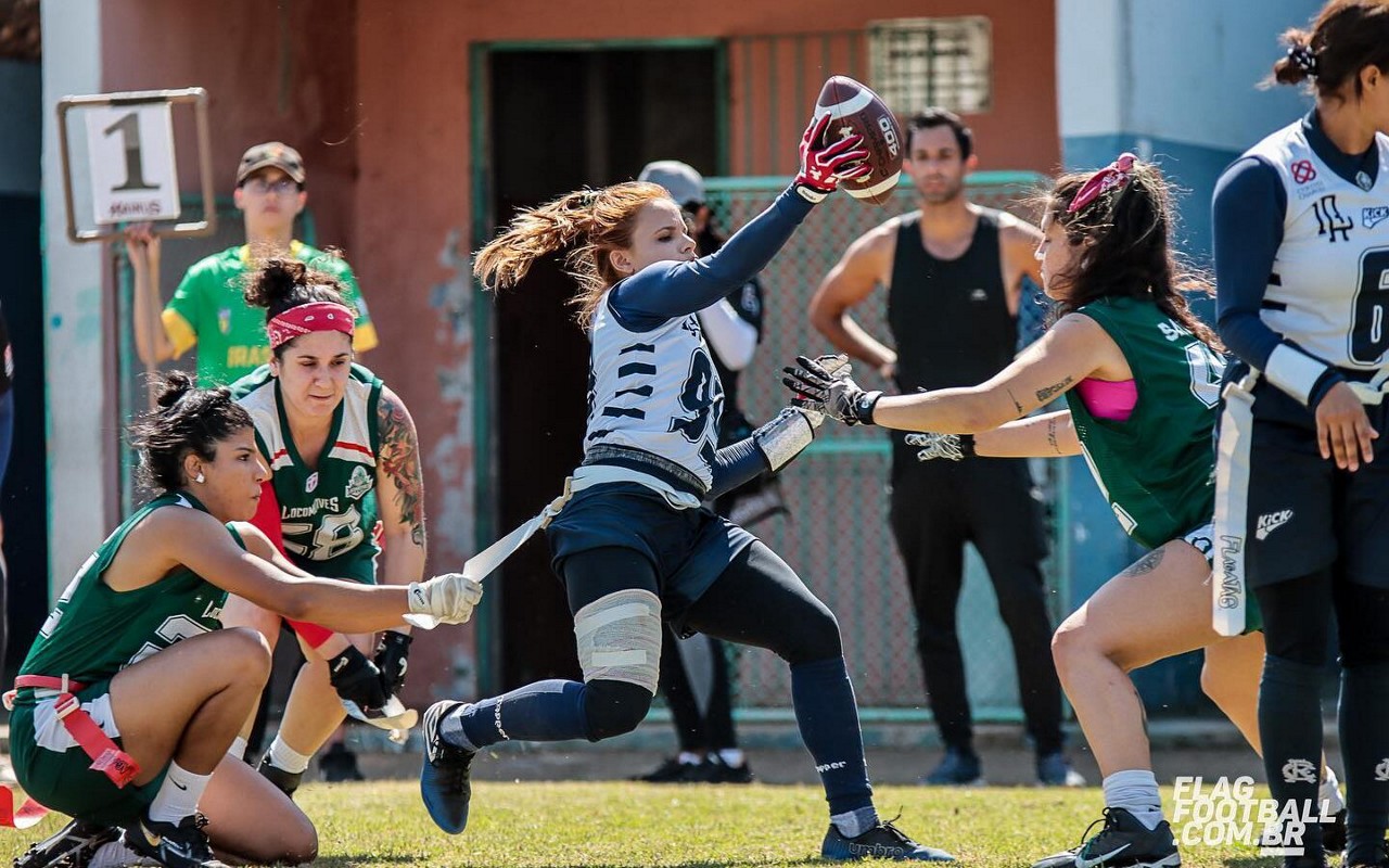 Partida de Flag Football feminino; esporte é vertente do futebol americano (Foto: Facebook/FlagFootballBrasil)