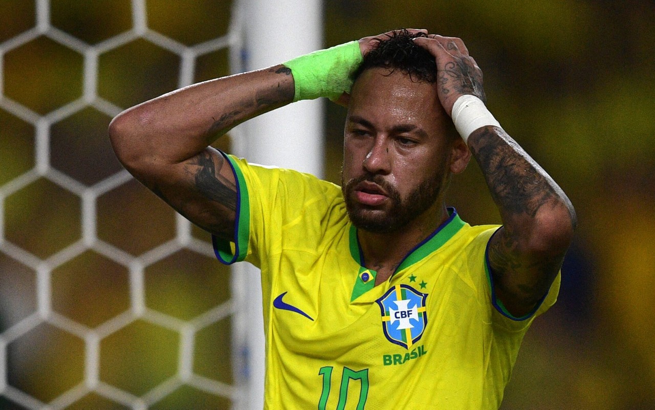 Neymar irá desfalcar a Seleção Brasileira nos jogos contra Colômbia e Argentina por conta de uma lesão na coxa (Foto: Carl de Souza/AFP)