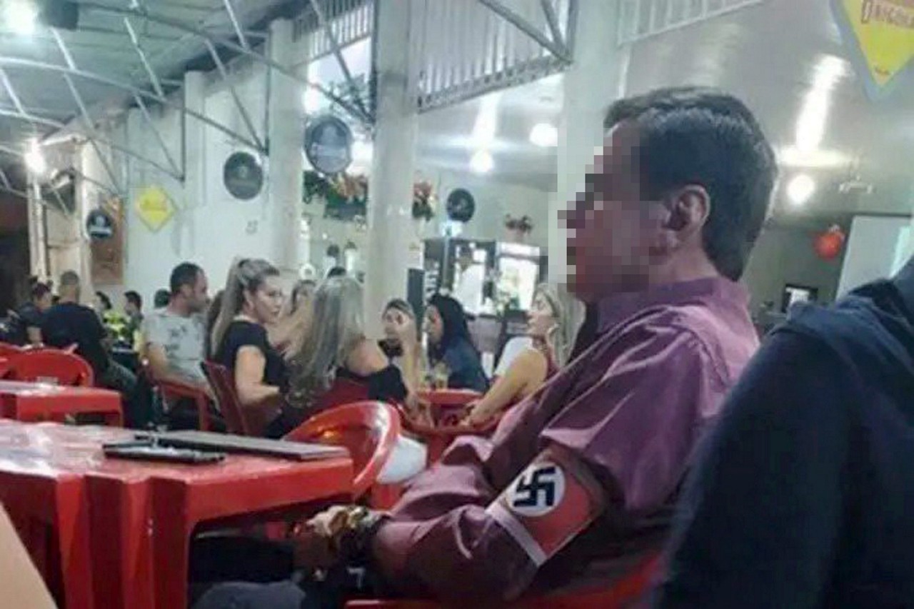 Homem foi flagrado com faixa de suástica nazista em bar de Unaí