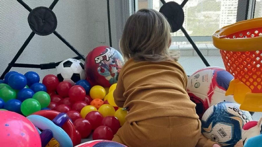 Tiago Leifert cercou a pequena Lua de bolas e escreveu, em tom de ironia, que "não tenta" influenciar a menina a gostar de futebol
