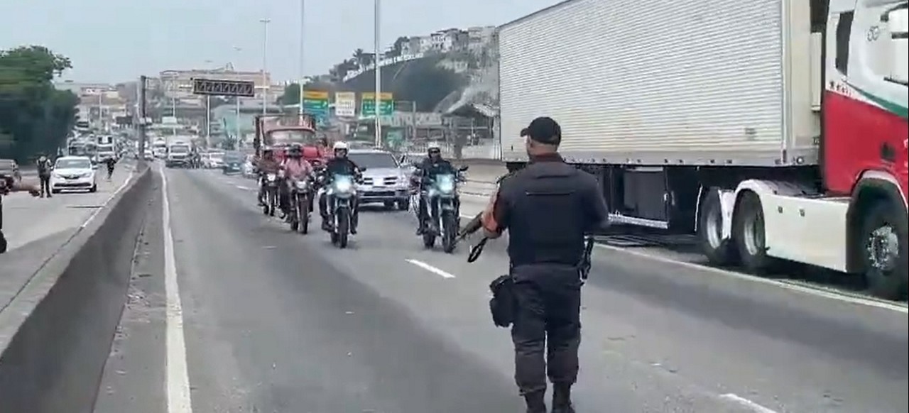 Avenida Brasil ficou fechada por duas horas e policiais militares, fortemente armados, monitoravam o trânsito