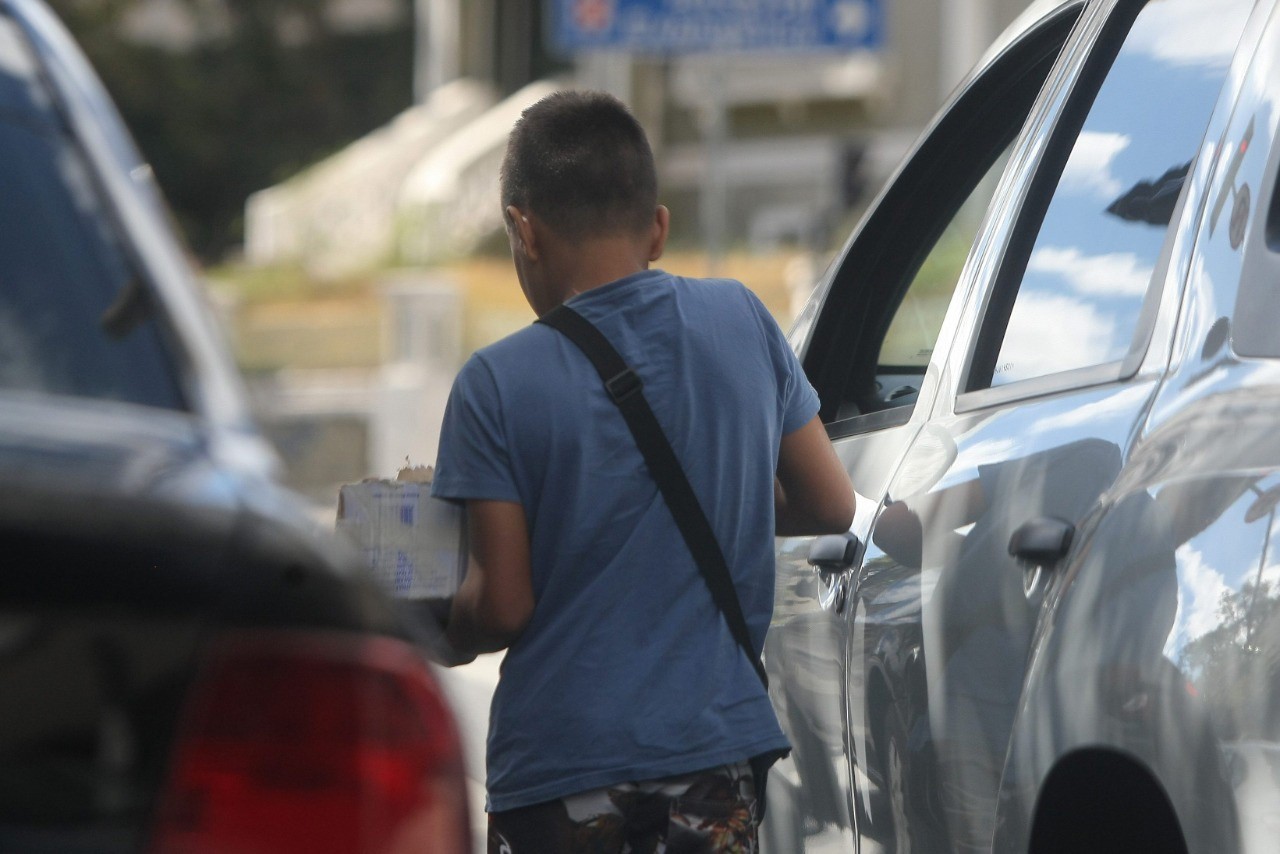 O trabalho infantil persistente, apesar de proibido, ainda envolve mais de 1 milhão de crianças e adolescentes