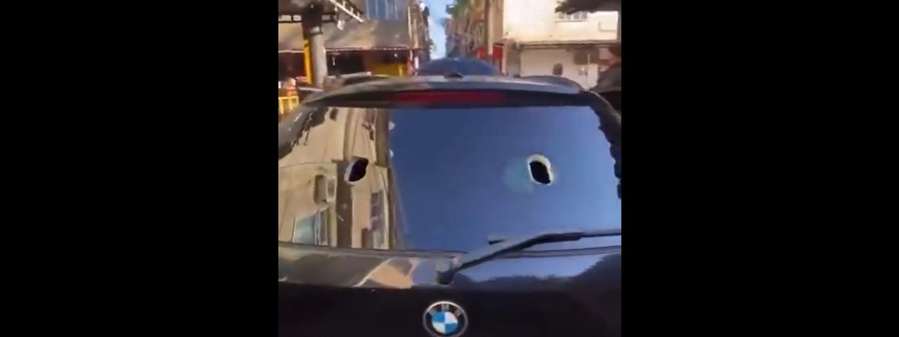Veículo foi adaptado com furos na blindagem para passagem dos fuzis