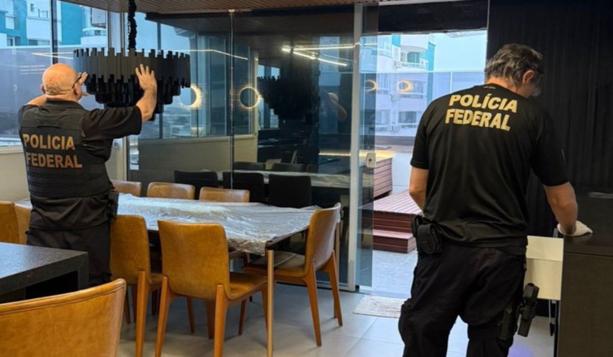 No Brasil, foram mobilizados 120 policiais federais e sete servidores da Receita Federal para o operação 