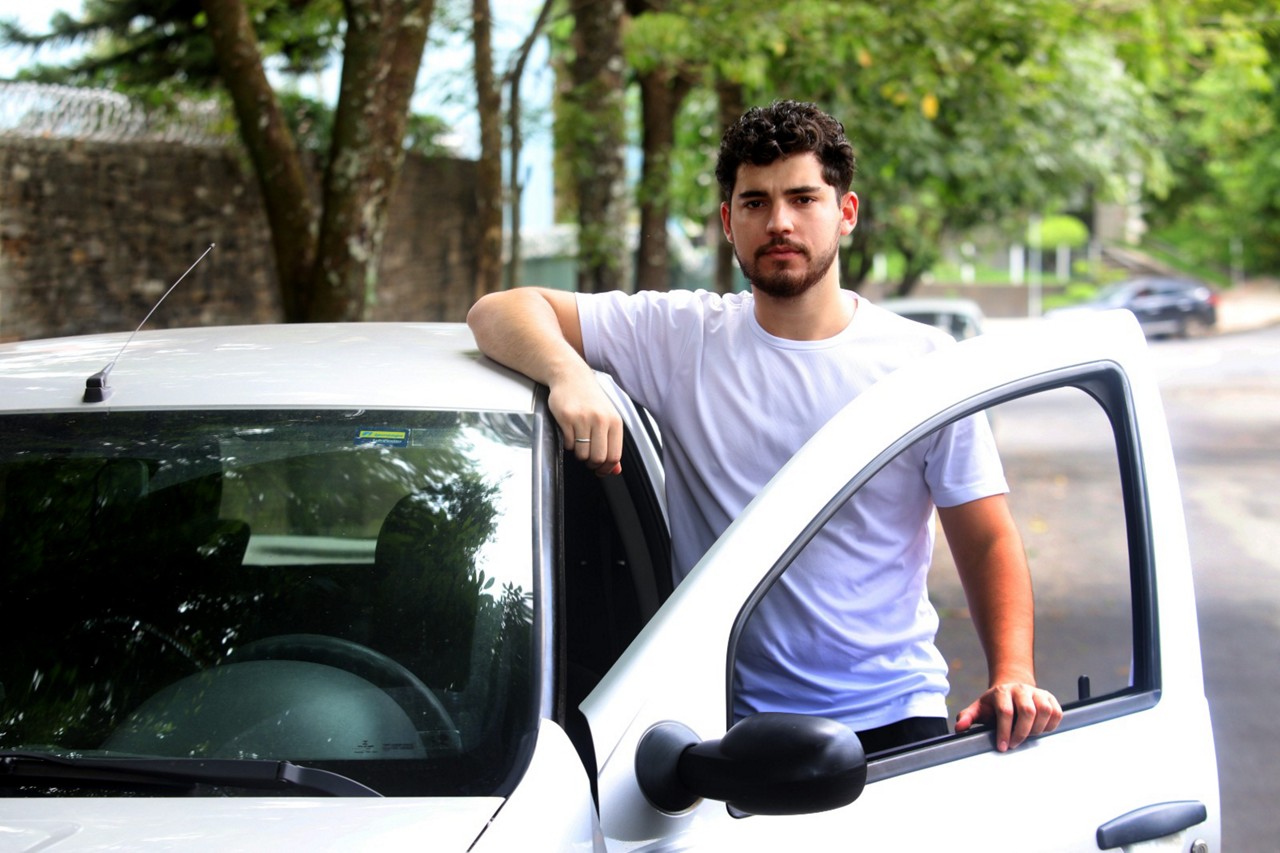 Após um acidente que o fez perder o dedão de um dos pés, Bernardo foi aconselhado a vender a moto por uma questão de segurança. 