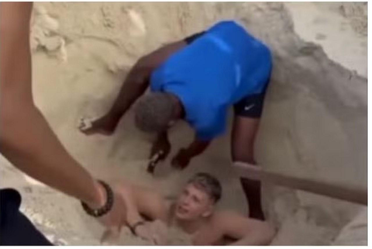 Britânico fica preso em buraco na praia 