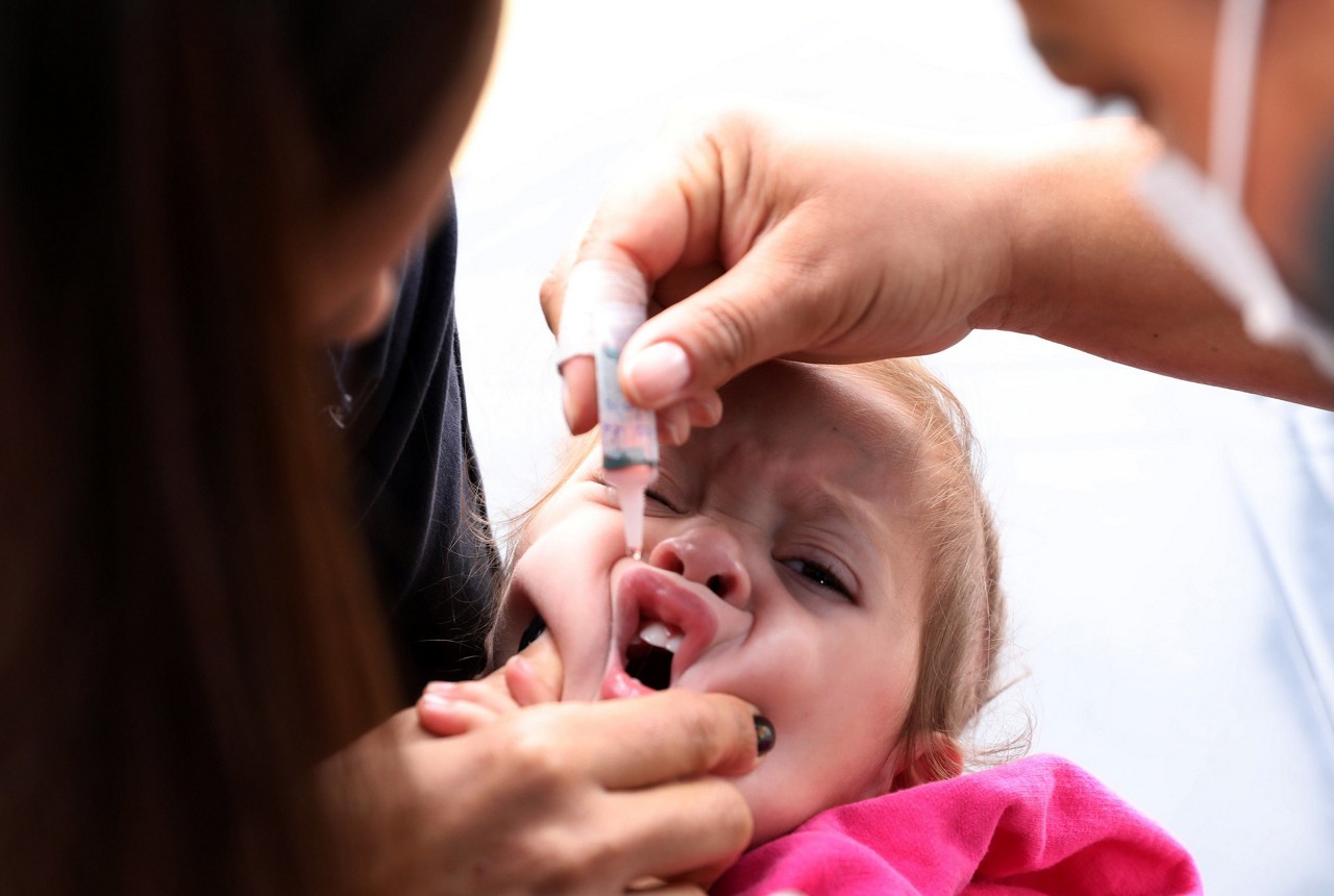 Vacinação é a principal medida contra a poliomielite, indica infectologista