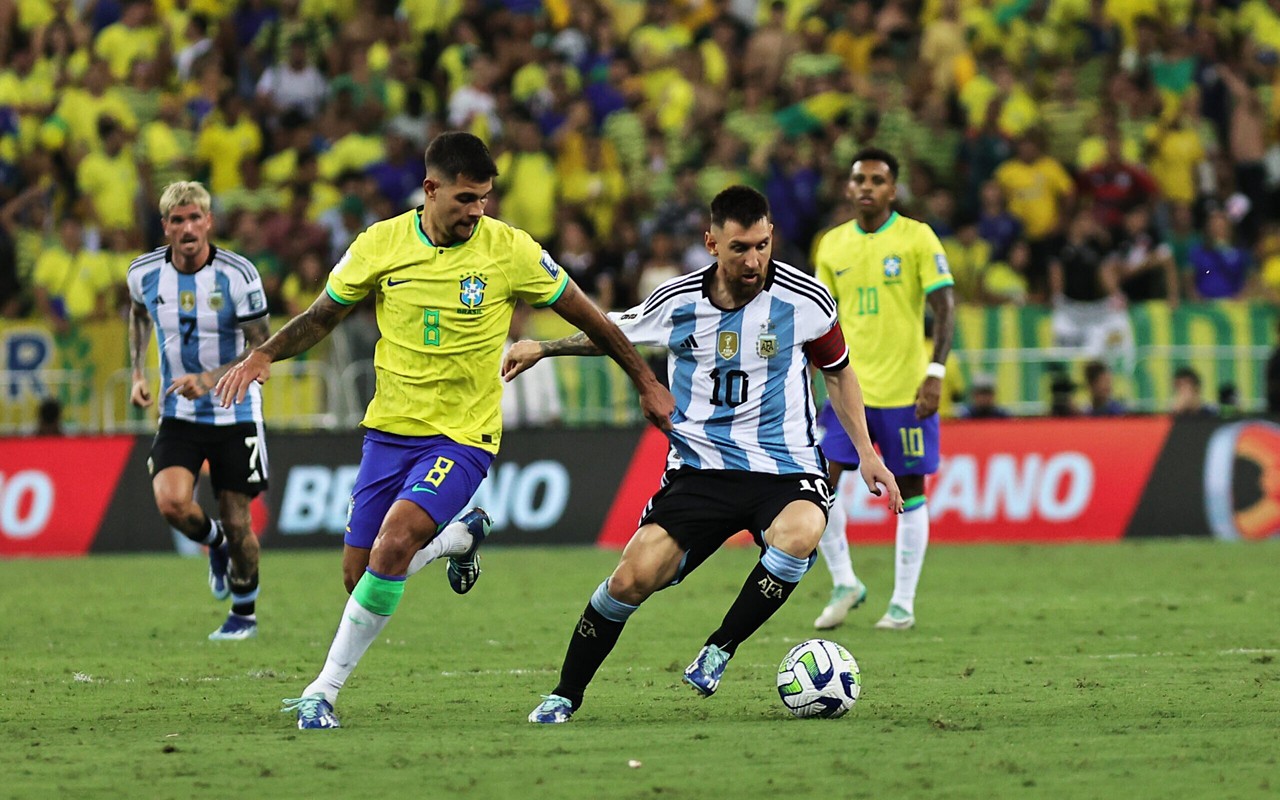 Brasil contra a Argentina, pelas Eliminatórias da Copa (Foto: Fabio Giannelli/AGIF)