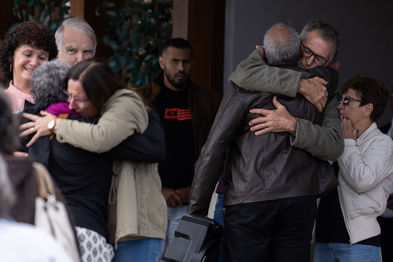 Pais de Juliana Marins recebem abraços de amigos e familiares durante o velório de Juliana, em Niterói