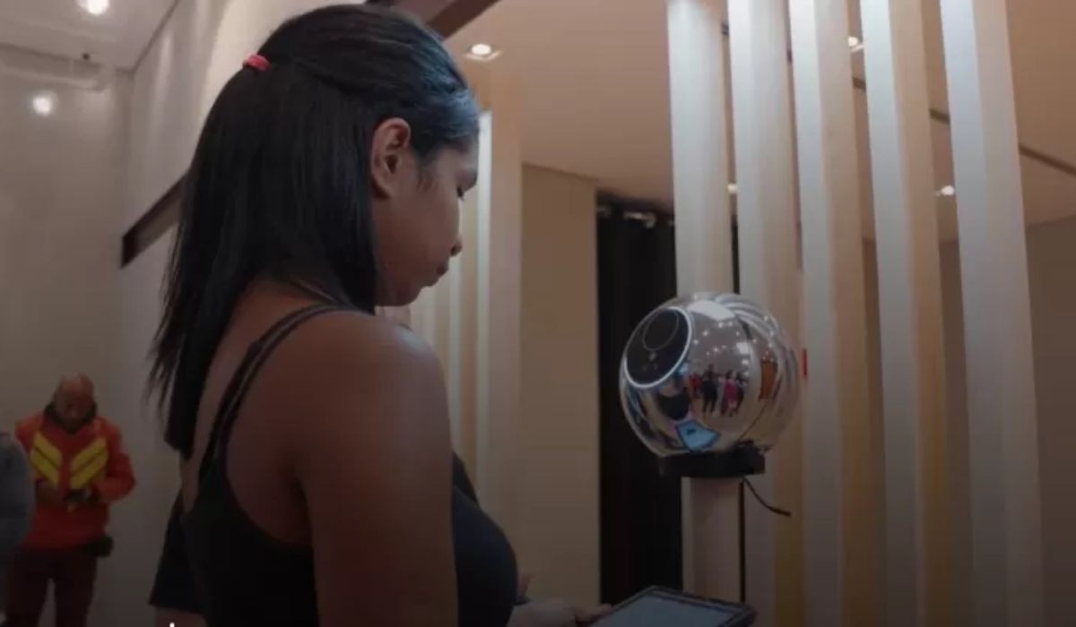 A pessoa precisa encarar as duas câmeras localizadas no topo do orb para se cadastrar