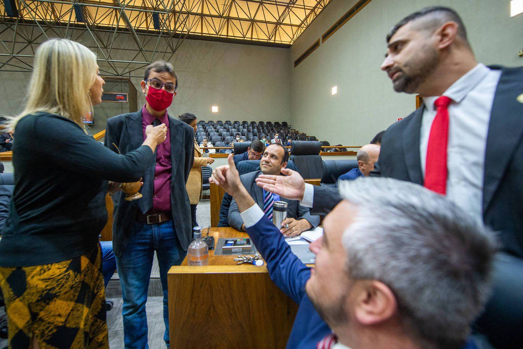 Vereadores de Porto Alegre aprovam proibição de linguagem neutra em sala de aula