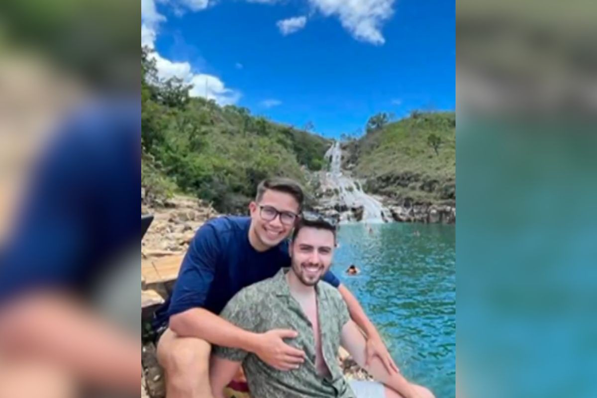 Vitor Rocha e Silva (de azul), com o namorado. Jovem de Uberlândia foi morto em São Paulo