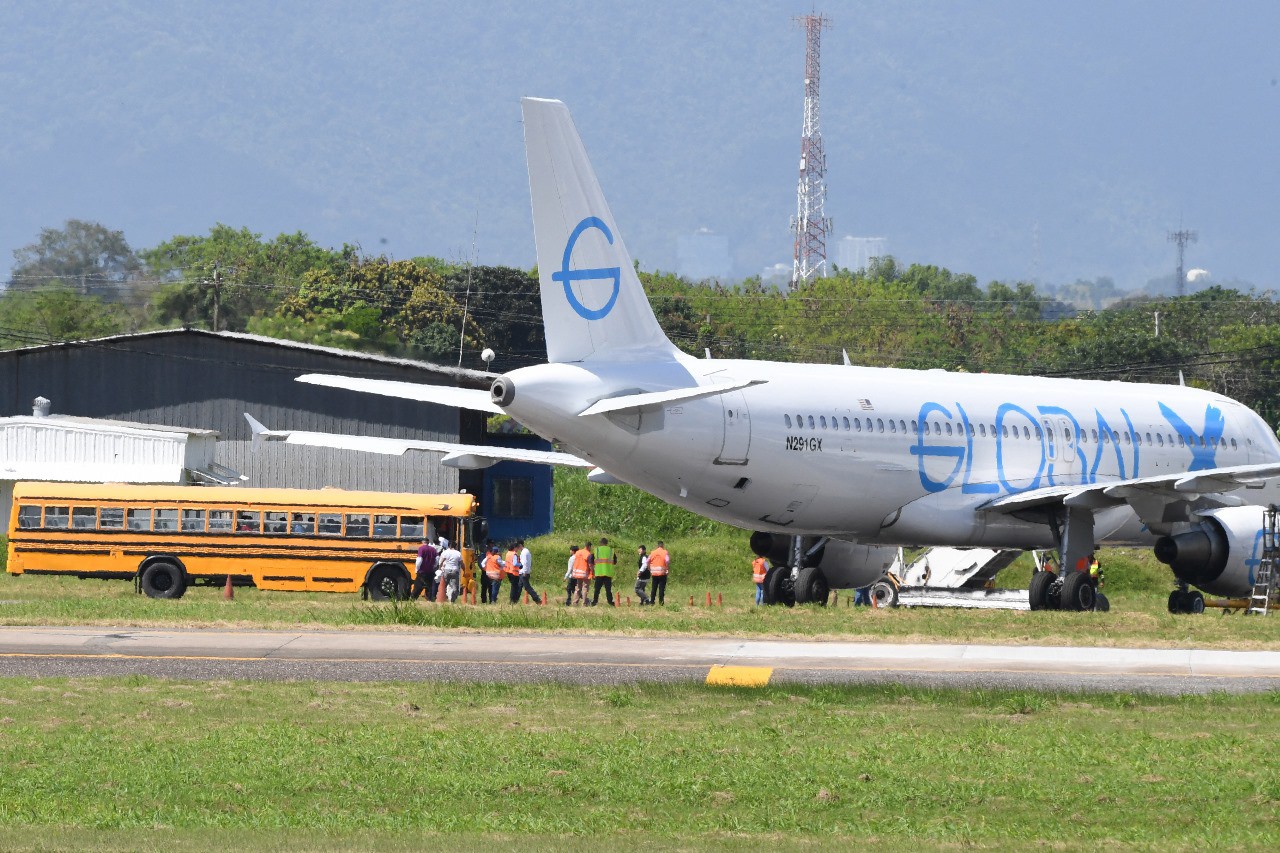 Avião da Global X no aeroporto de Fortaleza em abril de 2025 com brasileiros deportados dos EUA