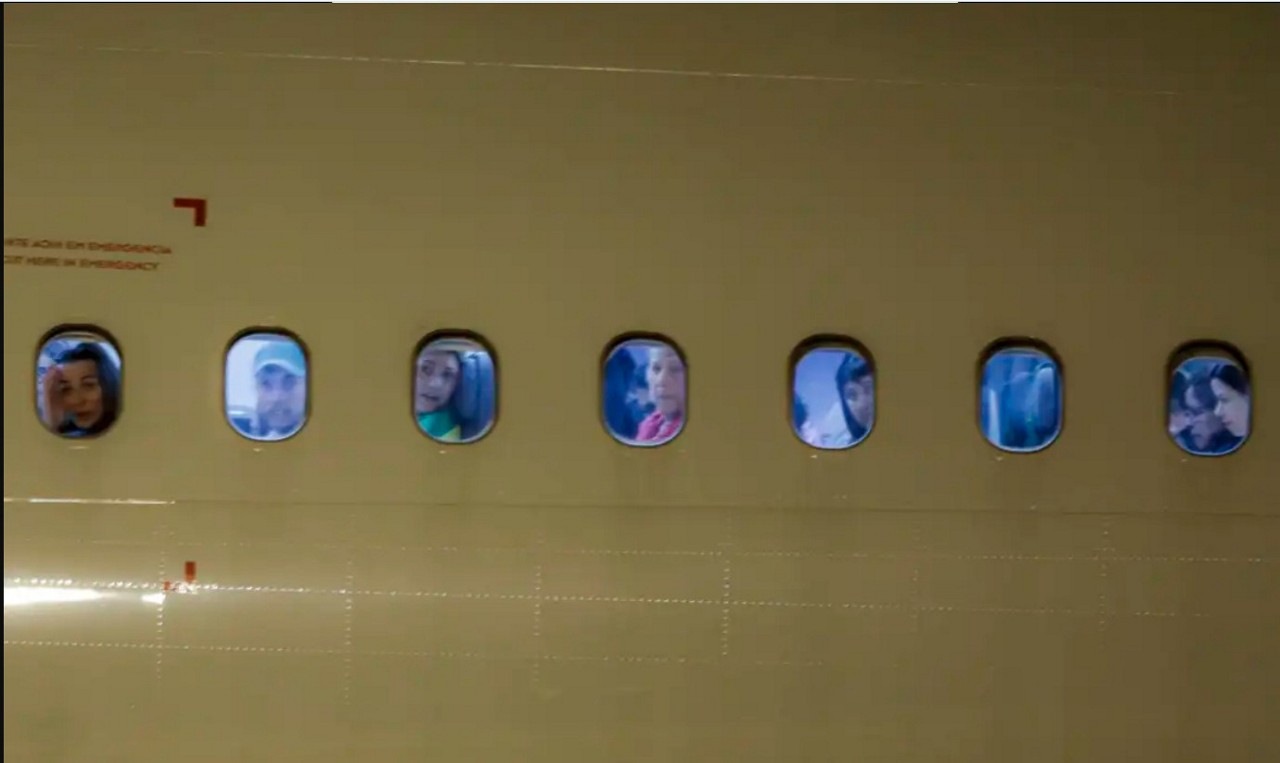 ageiros deportados dos EUA observam aeroporto de Fortaleza