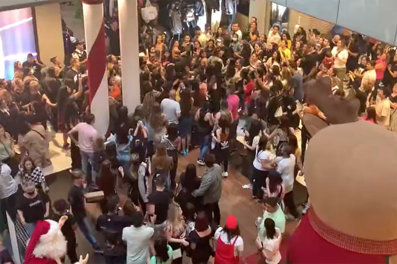 Uma fila de nada menos de 7.000 pessoas foi formada na abertura da loja, no sábado, o que gerou tumulto no shopping
