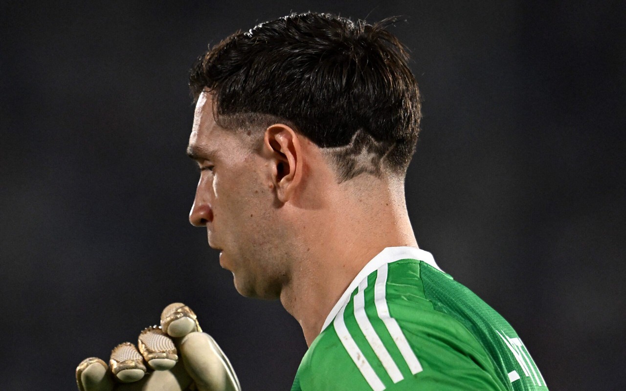 Emiliano "Dibu" Martinez, goleiro titular da Argentina (Foto: Eitan ABRAMOVICH / AFP)