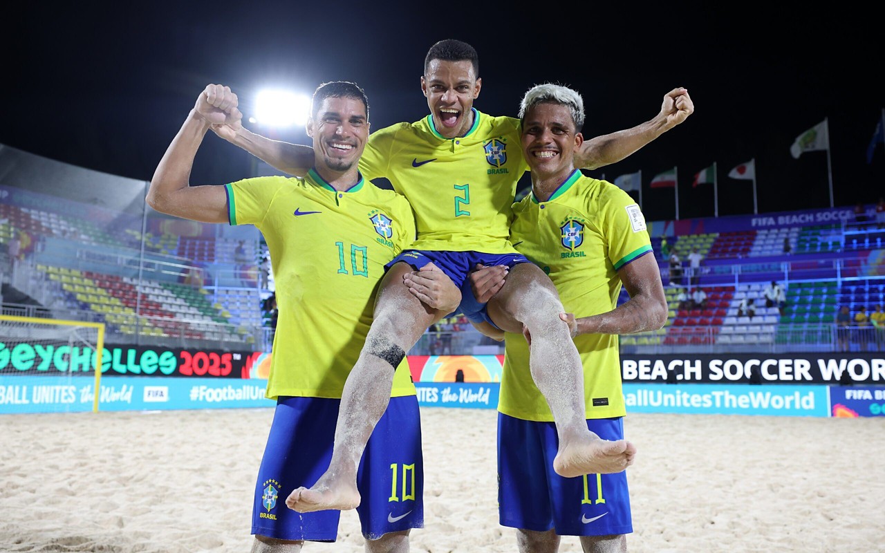 Lucão, Benjinha e Mauricinho celebram a vitória sobre Portugal na semifinal da Copa de futebol de areia (Alex Grimm - FIFA/FIFA)