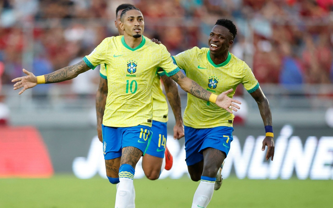 Raphinha celebra gol de falta marcado pelo Brasil contra a Venezuela (Foto: Rafael Ribeiro/CBF)
