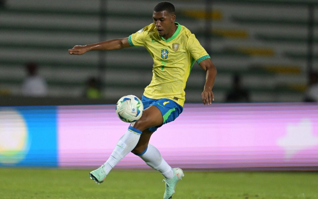 Rayan com a camisa da Seleção Brasileira no Sul-Americano Sub-20 (Foto: Juan Barreto/AFP)