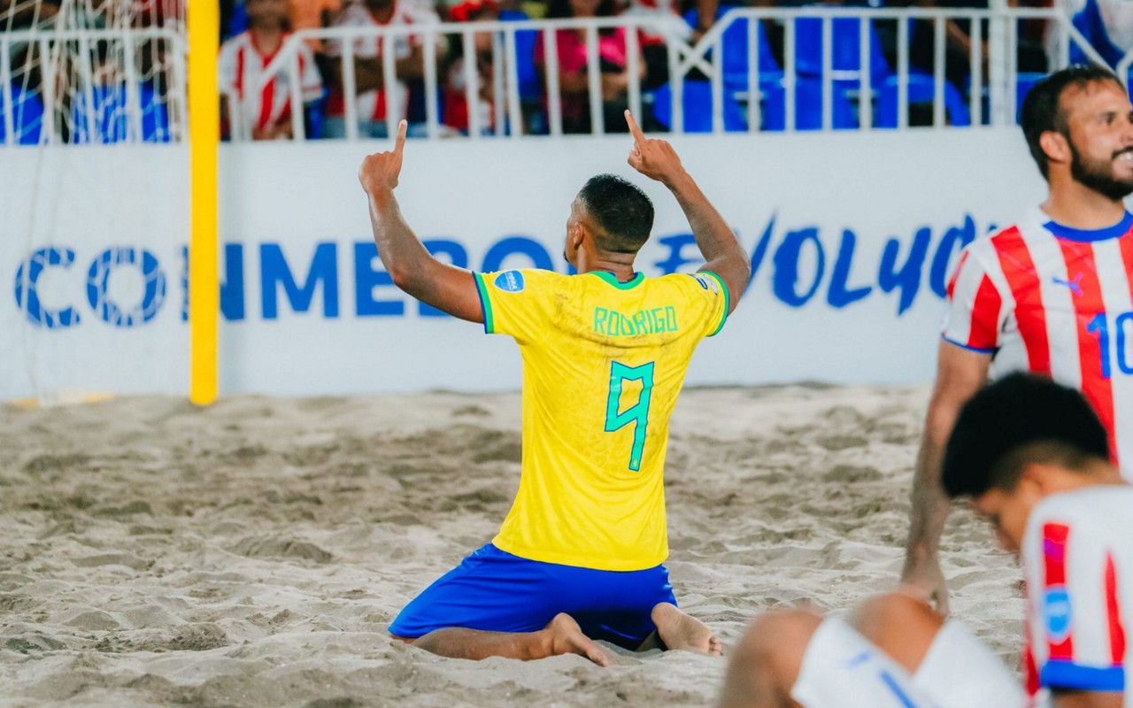 O Brasil contra o Paraguai na Copa América de Futebol de Areia (Foto: Conmebol)