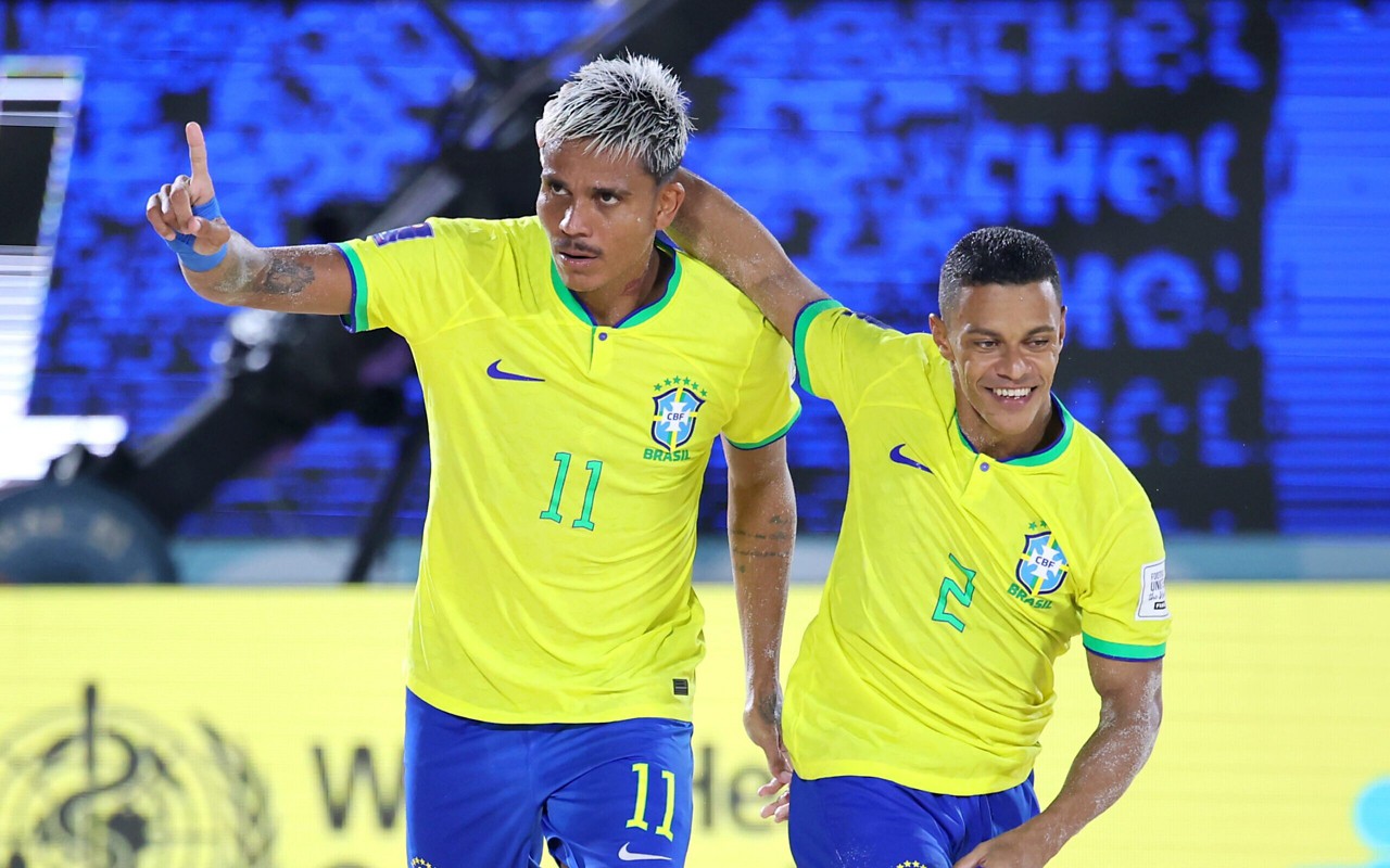 Mauricinho (11) comemora o segundo de seus dois gols contra a Itália, em Seychelles