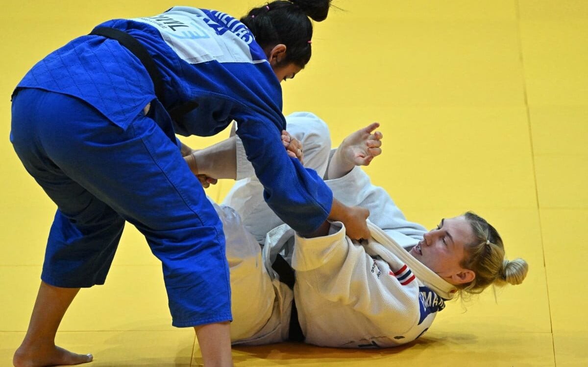 Beatriz Freitas enfrentou a britânica Emma Reid (Foto: Attila KISBENEDEK / AFP)