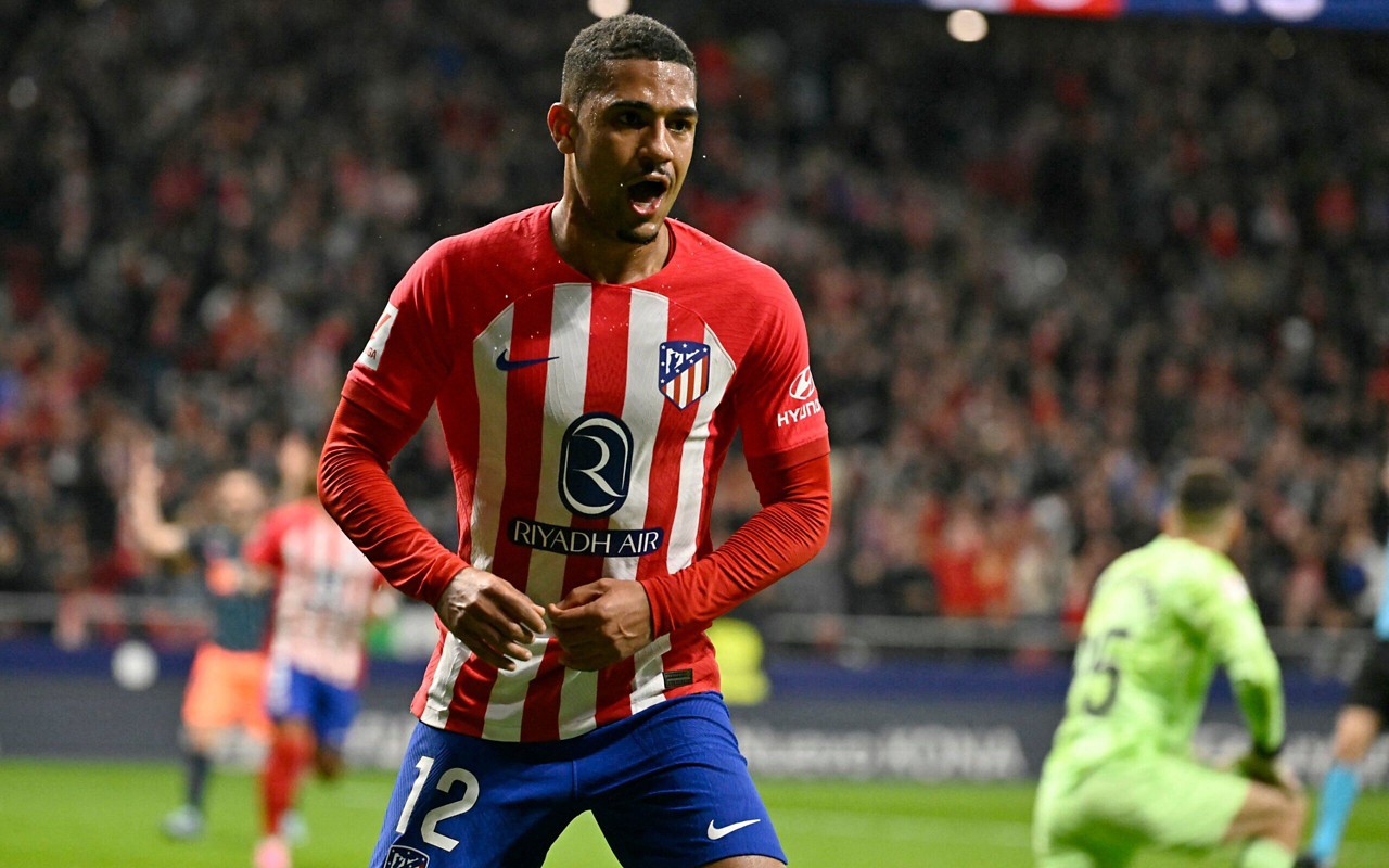 Samuel Lino comemorando um gol pelo Atlético de Madrid (Foto: JAVIER SORIANO / AFP)