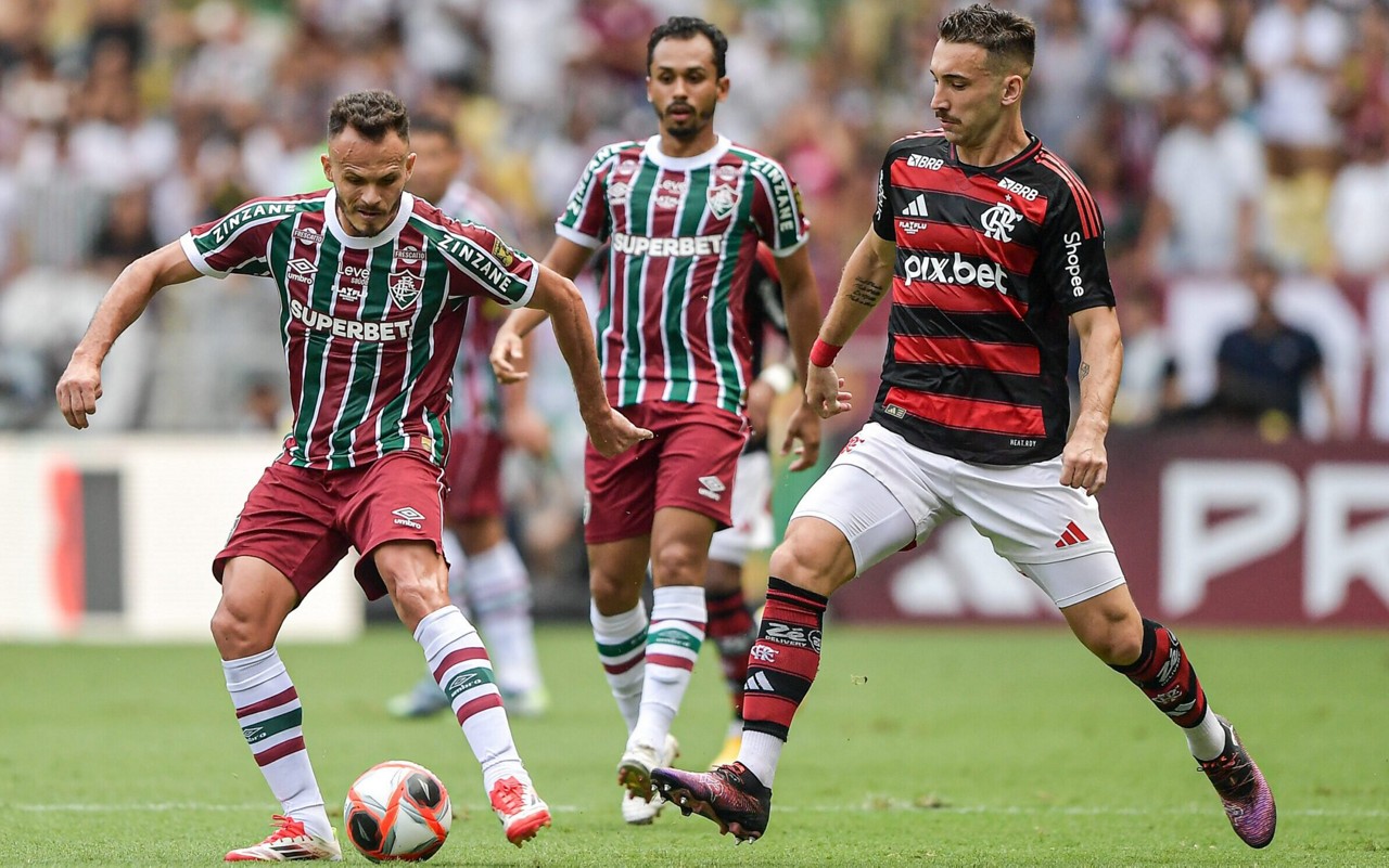 Renê, do Fluminense, disputa bola com Léo Ortiz, do Flamengo, durante partida contra o Flamengo no estadio Maracana pelo campeonato Carioca 2025 (Foto: Thiago Ribeiro/AGIF)