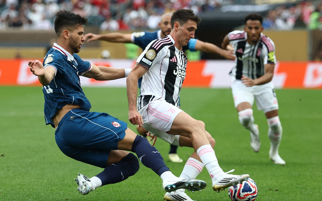 Guilherme Ferreira disputa jogada com Andrea Cambiaso, da Juventus (Foto: Franck Fife / AFP)