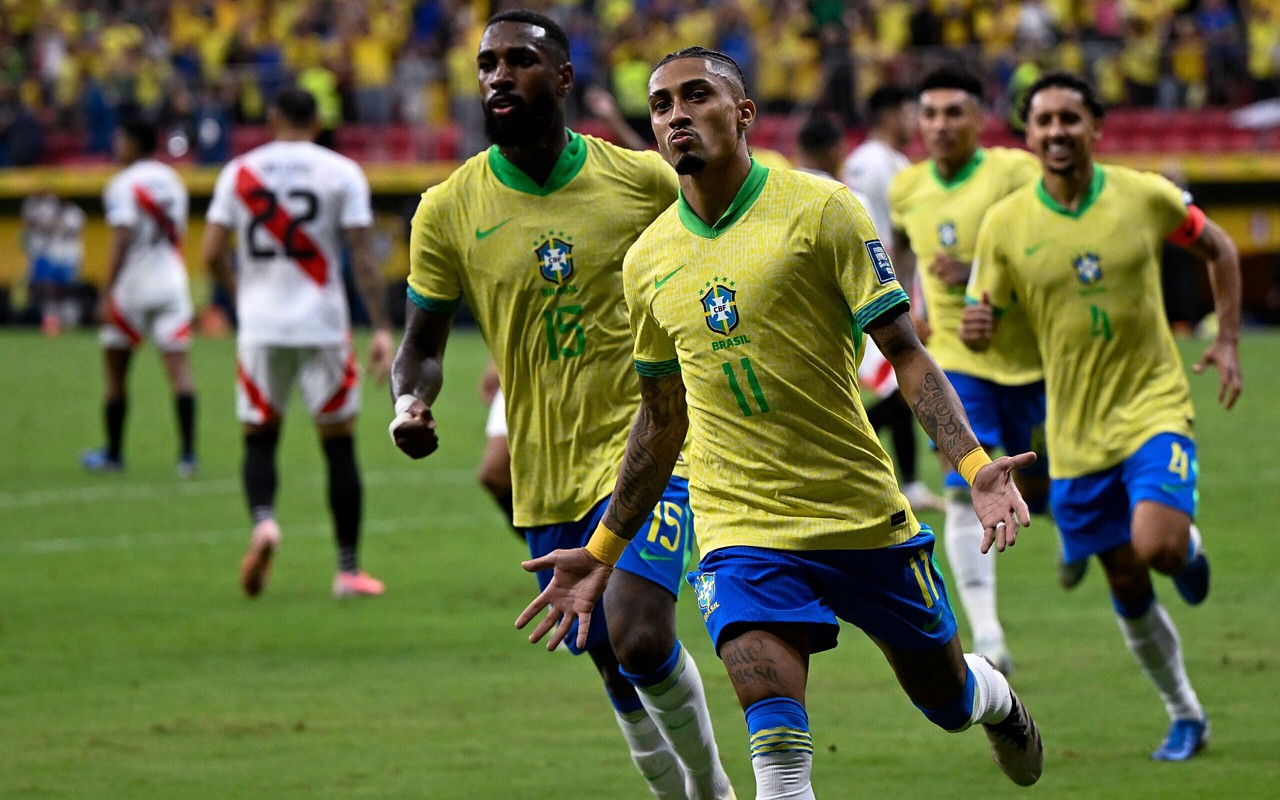 Raphinha em comemoração de gol pela Seleção Brasileira (Foto: Mateus Bonomi/AGIF)