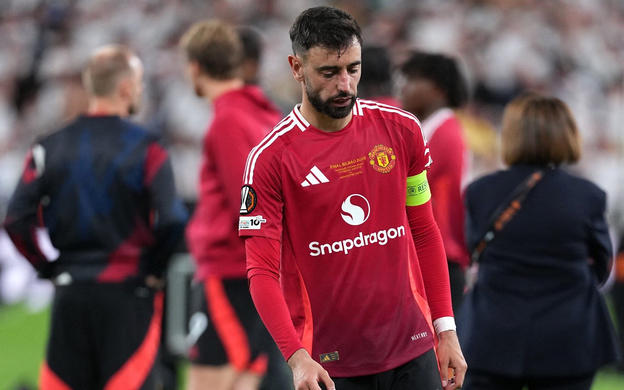 Bruno Fernandes lamenta derrota do United na Europa League (Foto: Cesar Manso/AFP)