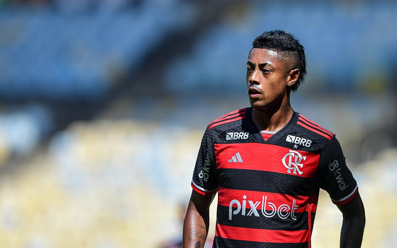 Bruno Henrique em campo pelo Flamengo (Foto: Thiago Ribeiro/AGIF)