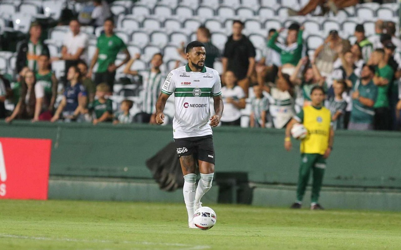 Bruno Viana estreou pelo Coritiba contra o Londrina, em fevereiro de 2023. Foto: Geraldo Bubniak/Gazeta Press/NWB/Coritiba