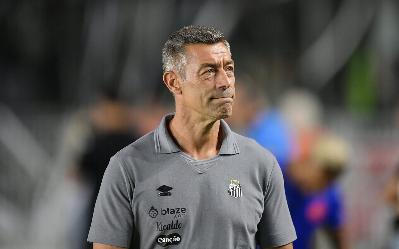 Pedro Caixinha acumula 7 vitórias em 16 jogos no comando do Santos. (Foto: Thiago Ribeiro/AGIF)