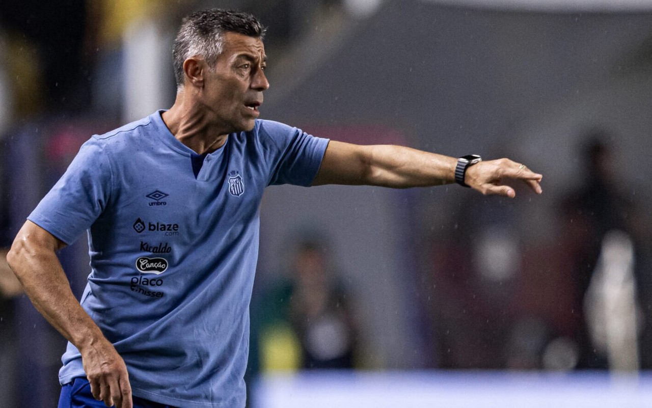 Pedro caixinha orienta o Santos (Foto: Raul Baretta/ Santos FC)