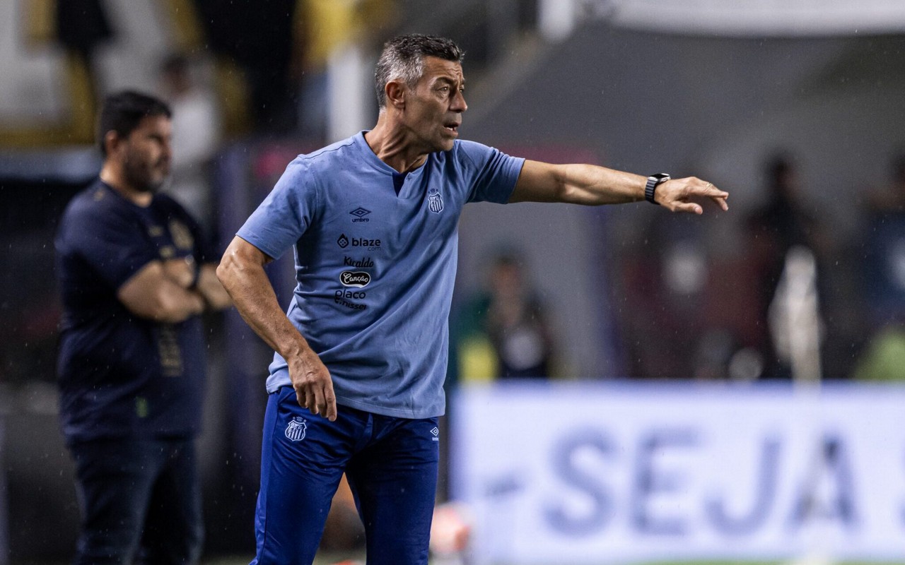 Pedro Caixinha se mostrou insatisfeito após o empate do Santos no Pualistão. (Foto: Raul Baretta/ Santos FC)